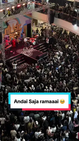 Andai Saja kemarin di Jakarta. Ramai sekali yang teriak, banyak sekali yang malam mingguan bersama kami. Terima kasih banyak sudah meluangkan waktunya! 🥹❤️ #musikditiktok #obrolanjam3pagi #LombaSihir #SoundsofSEA #Tiktoktainment #RisingOnTikTok #AndaiSaja 