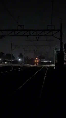 bisa kobonv sama hongeng #railfansindonesia #xybca #keretaapiindonesia #fyp #lokomotifkobong #cc203 