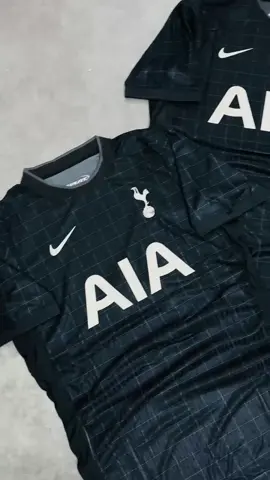 C’est le premier maillot extérieur noir🖤des Spurs en plus de dix ans, inspiré du modèle de 2014‑2015 (). 	•	Design sobre et urbain : motifs carrés discrets intégrant le mot « SPURS », col rond avec liseré gris, logos Nike, AIA et écusson en blanc (). #tottenham#hotspusr ##football #maillot2026