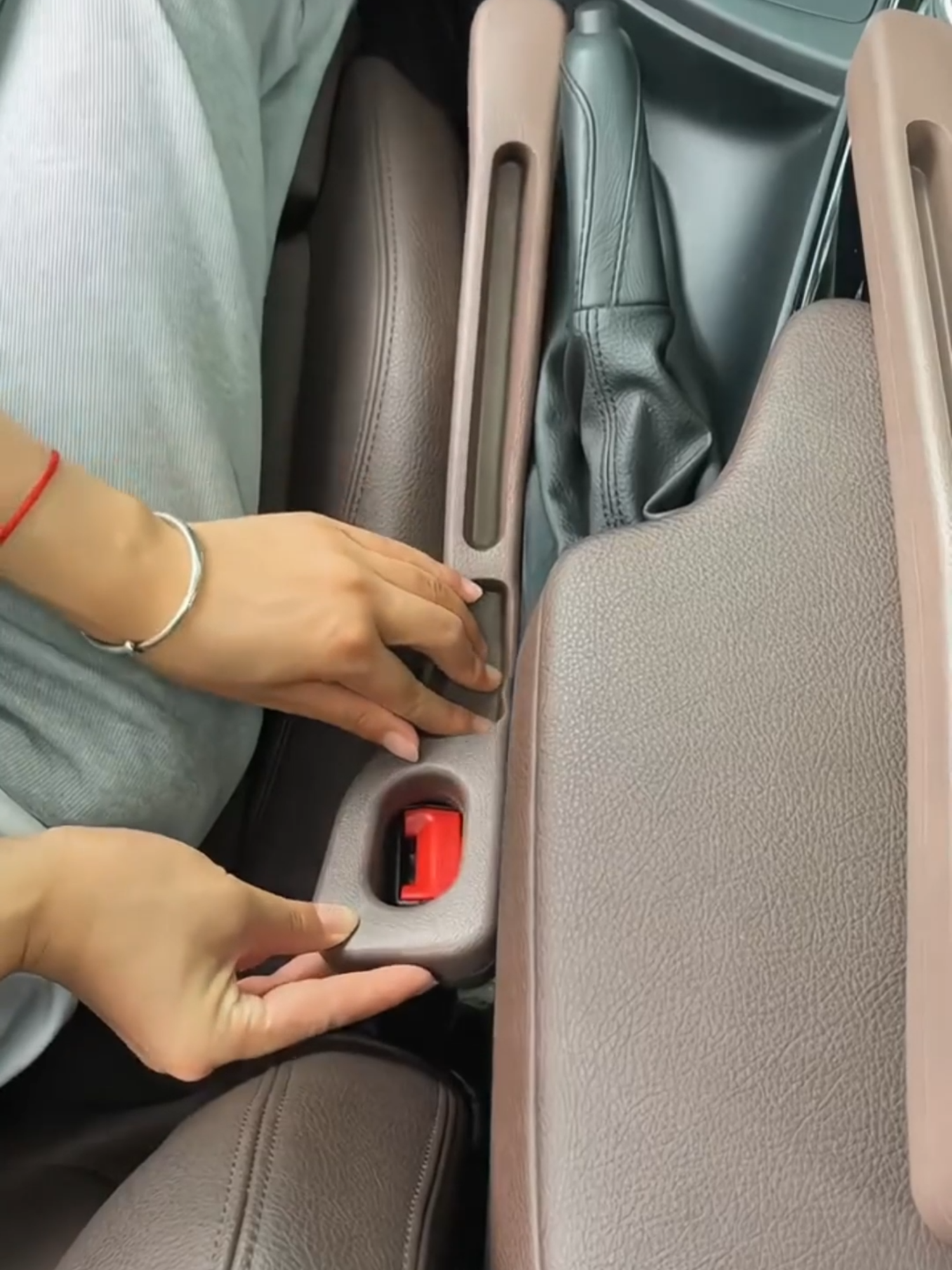 Chỉ là 1 cái khe nhỏ thôi mà đôi khi gây nhiều phiền toái, cái chặn khe hở ghế này có thể biến phiền toái thành sự tiện lợi #silvercarstore #phukienoto #dochoioto #silvercar #chankhegheoto