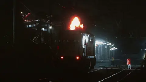 enaknya malem malem ya yang anget anget || #CapCut #railfansindonesia #kai121 #keretaapiindonesia #fyp #railfans #cinematic #kobong 