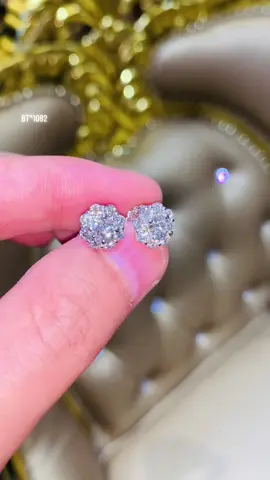 Bông tai kim cương kiểu hoa siêu xinh và lấp lánh #tamluxury #tamluxurydiamondjewelry #trangsuc #kimcuong #bongtai #xuhuongtiktok 