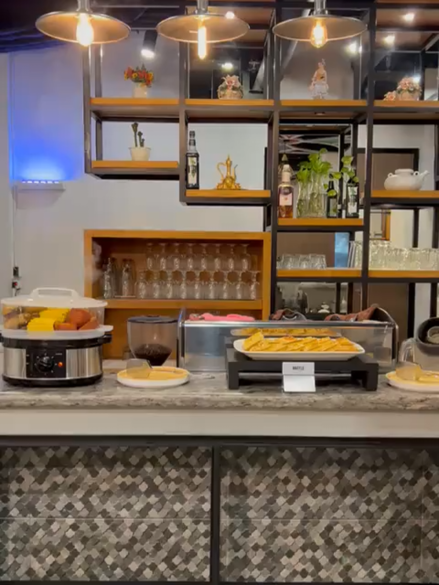 Breakfast at @ayanihotelbandaaceh #hotel #hotelbreakfast #breakfast #bandaaceh #tourism #halalfood #halaltourism 