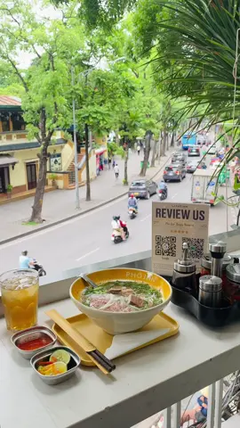 Pov : Bạn đang ăn phở và ngắm đường phố hà nội buổi sáng 🍜  📍 PHỞ INN - 6 Lê Thái Tổ, Hoàn Kiếm, Hà Nội  🕰️ 6:30 - 22:00  #food #hanoi #pho #ăncungtiktok #viral #phoinn 