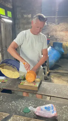 Bapak bule dari Belanda mencoba membuat tempe #cyclingtour #yogyakarta #fyppppppppppppppppppppppp #belanda #tourism #tourandtravel #tourandtravel #merapiuncover #tempe