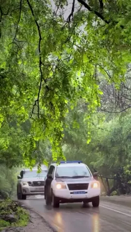 جاهزون لتأمين سلامتكم وتسهيل رحلتكم في أجواء الطبيعة الساحرة! 🚓🌧️ #خريف_ظفار_2025 #شرطة_عمان_السلطانية #ظفار #صلالة #سياحة_عمان 