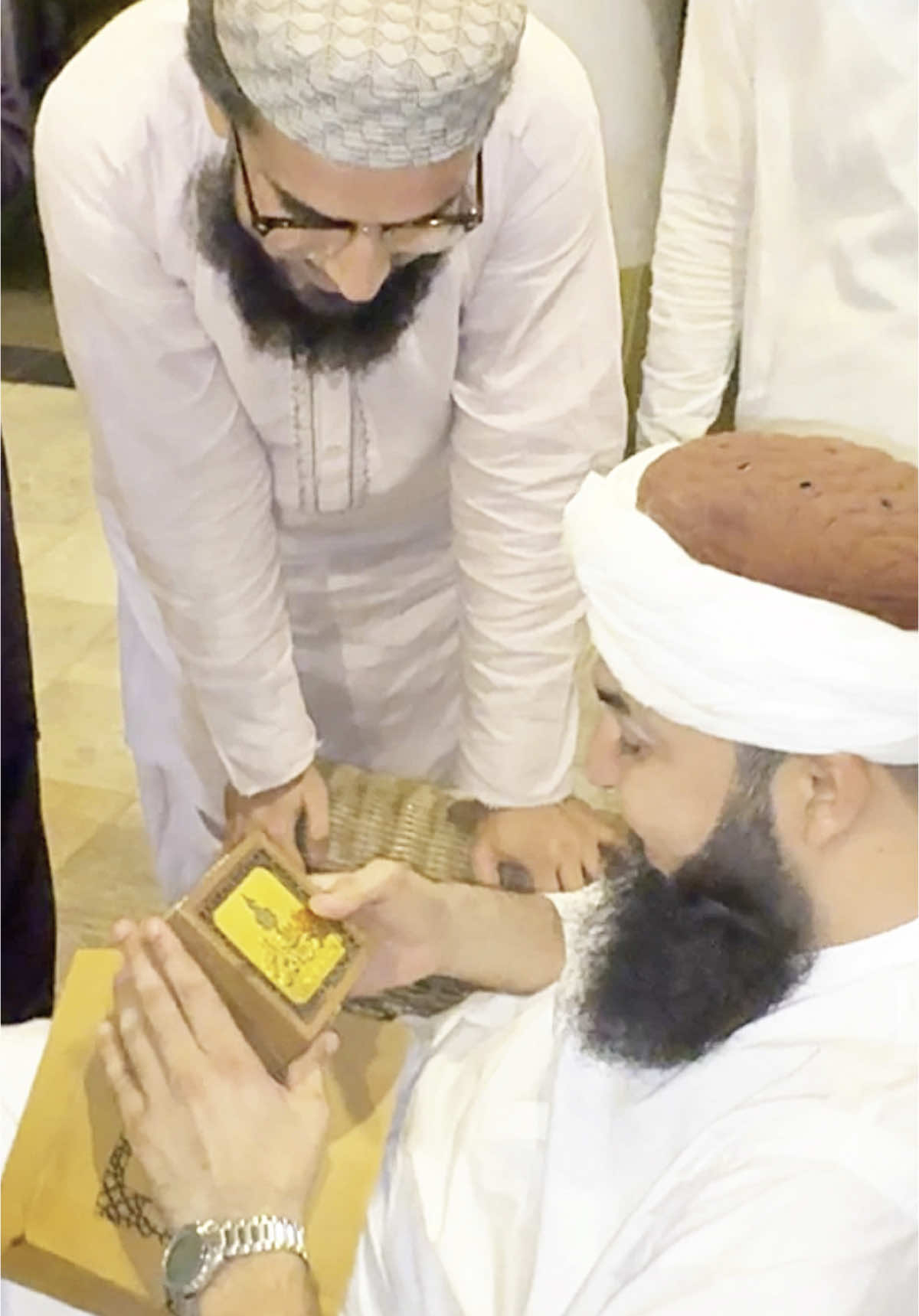 مفتی عبد الواحد قریشی صاحب کو  “رضوان العطور”  کا تحفۂ عطر – سنت کی خوشبو کے ساتھ عقیدت کا اظہار  #viral #foryou #multan #masjid #mufti #muftiabdulwahidqureshi #ViralPakistan #today #rizwanalatoor #perfume #binzahid 