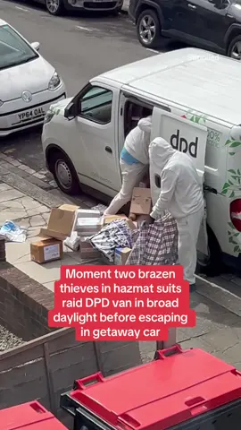Moment two brazen thieves in hazmat suits raid DPD van in broad daylight before escaping in getaway car #thieves 