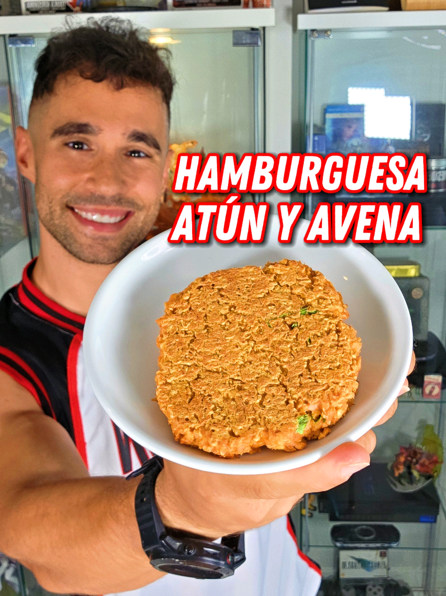 Come atún de una manera diferente Guarda esta receta para esos días que te apetece una hamburguesa🤤 Y mándaselo tu amigo para que te la haga 👩🏻‍🍳 🔴 -10% y regalos en toda la web de Prozis con mi cod: mayden Ingredientes ●3 latas de atún al natural ●70g de copos de avena (Yo la compro en Prozis) ●3 huevos ●Sal, pimentón, perejil y pimienta 🔥Pasos ●Mezcla en un bol el atún con los huevos y las especias ●Añade los copos de avena y deja que se remojen  ●Echa la mezcla en una sartén y dales la forma de hamburguesa Cocina 5 minutos por un lado y 3 por el otro ●¡Y A DISFRUTAR! 🔴¡ATENCIÓN!🔴 La carne para hamburguesas de supermercado tienen una alta cantidad de grasas y pocos nutrientes, por eso hacer estaversión de hamburguesas de atún y huevo es una opción genial para cuidarte mientras sigues disfrutando. Y es que la avena es un alimento integral que tiene una gran cantidad de vitaminas y minerales, y a destacar su alto contenido en fibra, algo necesario para tener una buena salud general. Además, la combinación de las proteínas de los 3 ingredientes, la fibra más las grasas del huevo, hacen una combinación perfecta para ralentizar la digestión y mantenerte saciado, reduciendo los antojos. Esto te va a ayudar a controlar el peso. 🧐 Información nutricional (2 hamburguesas) 778kcal Proteína 92g Carbohidratos 45g Fibra 7g Grasas 24g #atun #hamburguesa 