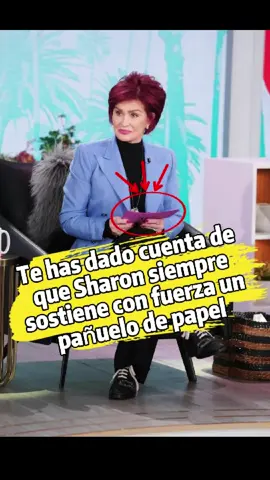 ¿Te has dado cuenta de que Sharon siempre sostiene con fuerza un pañuelo de papel?Parece que nadie lo ha notado, pero su estado de salud podría estar deteriorándose.#use#OzzyOsbourne#SharonOsbourne#USA