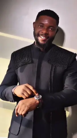 Magnifique costume noir, rehaussé de perles délicatement appliquées sur les épaules et les poches, incarne le chic contemporain. Une pièce unique conçue pour ceux qui osent se distinguer, parfaite pour les événements où l'impact est de mise. DISPONIBLE SUR COMMANDE  #fashiontiktok #mensfashion #fashion #menswear #ankara #kaftan #AfricanMenswear #LuxuryMenswear #SenatorStyle #BespokeSuit #AnkaraStyle #AfricanCouture #AfricanElegance #CustomMenswear