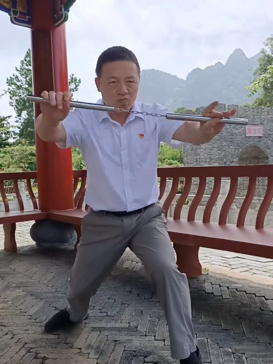 Xuất chiêu côn nhị khúc