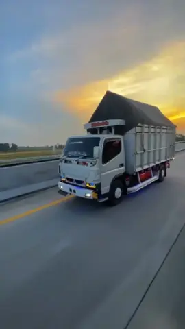 pagi yang cerah #trukstory #truklovers #trukmaniaindonesia #truk #fyppppppppppppppppppppppp 