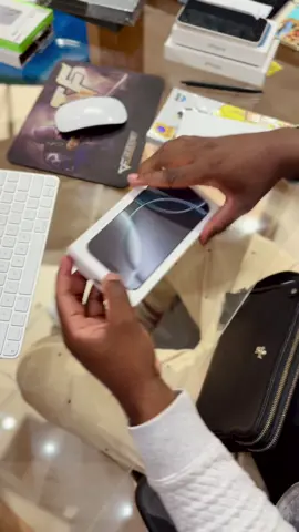 📱Tu veux un iPhone 16… Mais Lequel est fait pour toi ? 👉 iPhone 16e, 16 simple, 16 Plus, 16 Pro, 16 Pro Max… Ils sont TOUS disponibles chez Losako Shop, neufs, certifiés Apple, avec garantie officielle. 📦 À partir de 850$ selon le modèle. Et notre équipe t’aide à choisir celui qui te correspond le mieux. 📍 Notre adresse : Premier Shopping Mall, 1er étage – Kinshasa 🕒 Nos horaires : Lundi à samedi : 9h – 19h Dimanche : 15h – 20h ⚠️ WhatsApp • +243 821 006 430 💰 www.losako.shop #iPhone16 #LosakoShop #Kinshasa #TechCertifiée #iPhoneSansMigraine #AppleStoreKinshasa #PremierMall