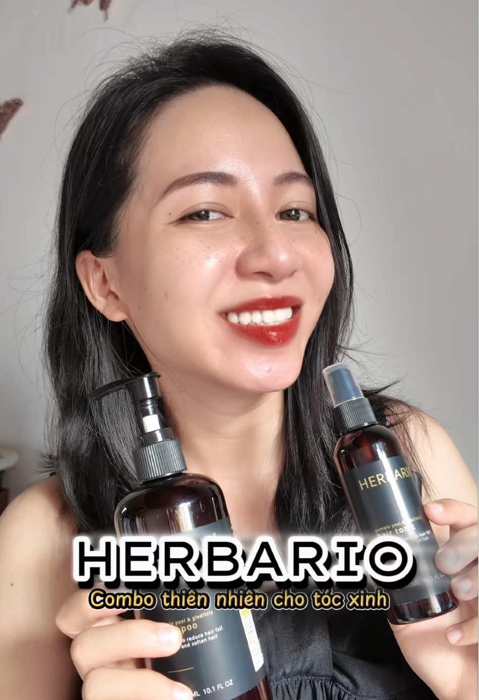Mỗi lần gội là một lần thơm mùi quê hương. #herbario#herrbariovietnam#herphamthuanchay #vegancosmetics #daugoivobuoiboket #daugoiherbario #daugoigiamgayrung #lamdepthuanchay #myphamthuanchay #tocgayrung #himinhthu #minhthurv 