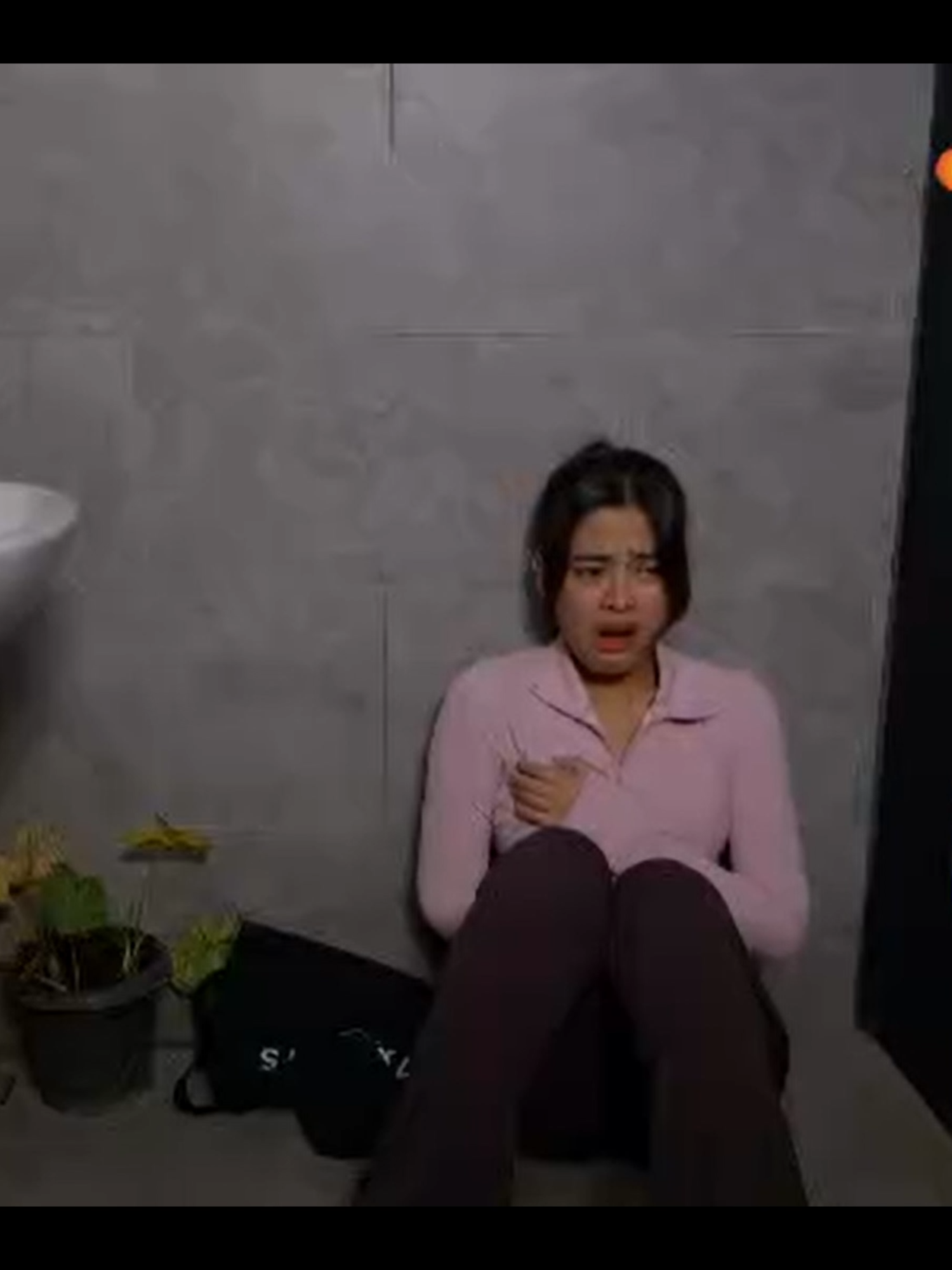 Salah paham, dia lihat foto adiknya Harry di dompet. Aqeela kira itu little girl weeehhhh. Harqeelku salah paham lagi . #aqeela #aqeelacalista #harryvaughan #asmaragenz #asmaragenzhariini #harqeelsosweet #harqeel #harqeelterbaru