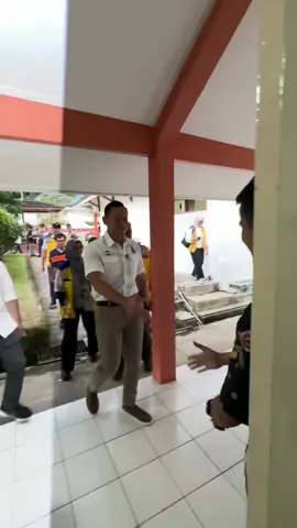 Meninjau Sentra Antasena, Magelang yang sudah selesai direnovasi untuk menjadi sekolah rakyat. Sekolah Rakyat didirikan sebagai upaya pemerintah dibawah kepemimpinan Presiden Prabowo dalam memutus rantai kemiskinan melalui pendidikan. Program ini ditujukan untuk anak-anak yang berasal dari keluarga yang termasuk dalam miskin dan miskin ekstrim berdasarkan Data Tunggal Sosial Ekonomi Nasional (DTSEN). Insya Allah, hari ini 14 Juli 2025 secara serentak di Indonesia, ada 63 sekolah rakyat yang sudah siap digunakan oleh masyarakat. Anak-anak kita berhak mendapatkan pendidikan yang layak, yang berkualitas, dan mudah-mudahan nanti dari sini akan hadir generasi bangsa yang lebih baik ke depan. 🇮🇩 #ahy #agusharimurtiyudhoyono #agusyudhoyono 