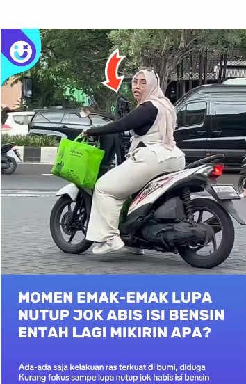 Momen Lucu Emak-Emak Lupa Nutup Jok Motor Usai Isi Bensin. Viral di media sosial video yang memperlihatkan kelakuan ras terkuat di bumi, seorang ibu yang lupa menutup jok motor usai mengisi bensin di sebuah SPBU di Bali. Netizen: Mungkin Ibunya lagi banyak pikiran! 😁 #EmakEmak #LupaTutupJok #VideoLucu #MomenLucu #Viral #BikinNgakak #Kocak