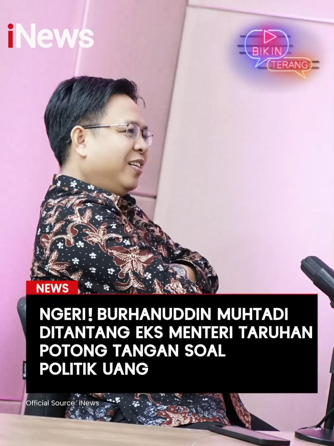 Pakar Politik yang juga Guru Besar UIN Jakarta Profesor Buhanuddin Muhtadi membeberkan dirinya sempat ditantangan taruhan potong tangan oleh eks menteri perihal politik uang di pemilu Indonesia. Ia juga memprediksi bahwa sulit untuk menjatuhkan Jokowi di era pemerintahan Presiden Prabowo Subianto.  Burhanuddin Muhtadi turut mengkritisi sistem pemilu di Indonesia yang menurutnya perlu di evaluasi besar. Ia memberikan sejumlah usulan terkait sistem pemilu yang bisa dilakukan demi menciptakan demokrasi Indonesia yang lebih sehat. Ingin tahu pembahasan selengkapnya, saksikan Podcast Bikin Terang malam ini di YouTube Official iNews. https://youtu.be/yQ6ZwbSgpDo #BikinTerang #Podcast #BurhanuddinMuhtadi #PakarPolitik #Pemilu #Jokowi