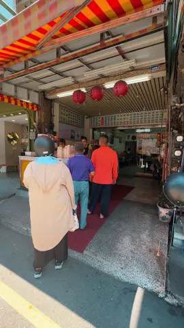 喜歡品嚐幸福滋味的您，走過路過千萬不能錯過，屏東首選的傳統好口味「華記薏仁豆花」 推薦熱愛TOP3 1️⃣綜合豆花💰35: 可以選三種配料，（配料選擇：珍珠、花生、紅豆、綠豆、花豆、薏仁） 2️⃣冷凍芋💰40: 也是華記點閱率超高的人氣甜品。芋頭綿密不軟爛，芋頭的香氣十足！ 3️⃣紅豆牛奶冰💰50: 必點的消暑聖品，粒粒分明的紅豆加上濃厚的煉乳，真的物超所值！ 🍧店名：華記薏仁豆花 📍地址：屏東市廣東路606號 🕙營業時間：10:00-21:00  （週一店休） 💰價格：30-55元/碗 🔍IG: hua_ji_606 🔍FB:華記薏仁豆花 #屏東美食#屏東必吃#屏東甜點#屏東豆花#屏東市美食#屏東美食地圖 #屏東激安 