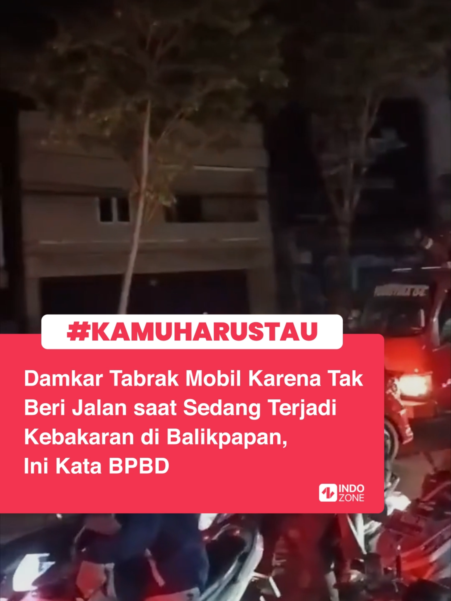 Sebuah video yang viral di media sosial memperlihatkan mobil pemadam kebakaran di Balikpapan menabrak perlahan sebuah mobil merah yang tidak memberi jalan saat sedang terjadi kebakaran. Kejadian ini berlangsung di kawasan Balikpapan Utara, Kalimantan Timur. Dalam rekaman tersebut, mobil damkar tampak membunyikan sirene keras, klakson, hingga teriakan petugas dari atas kendaraan yang meminta pengendara menepi. Namun, mobil merah yang dikendarai oleh seorang perempuan diduga emak-emak itu justru tetap melaju perlahan tanpa memberikan jalan. Karena dianggap menghalangi jalur dalam situasi darurat, mobil damkar akhirnya mendorong kendaraan tersebut secara paksa agar bisa melintas dan segera tiba di lokasi kebakaran. Terkait hal itu, BPBD Kota Balikpapan mengingatkan warga untuk tidak menghalangi laju mobil damkar saat terjadi bencana kebakaran, menyusul insiden mobil damkar yang terpaksa mendorong kendaraan pribadi saat menuju lokasi kebakaran di permukiman padat Balikpapan Tengah. 