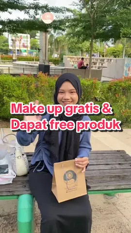 Make up in orang random & ngasih free produk kira kira ada yang mau lagi gak yaaa😍 #makeup #makeupinorangrandom #makeuptutorial #makeup #fypシ゚viral #fypage #fypgakni #makemefamous 