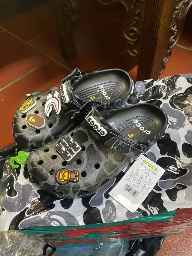 Dép Crocs × bape đen phiên bản likeauth 
