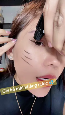 #xuhuong #makeup chì kẻ mắt kháng nước ,kháng mồ hôi,quá dể kẻ cho ai k biết kẻ mắt như em luôn nè 🫶🏻☺️