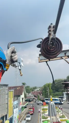 ASMR Jumper baru TM cabang #pdkb #hotlinemaintenance #pdkbindonesia #safetyfirst #maintenance #fyp #hotline #hotlinemaintenance 