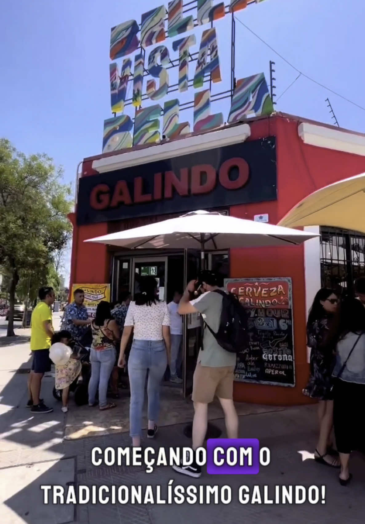 🍽️🇨🇱 Vai pra Santiago do Chile e quer comer bem e pagar justo? Salva esse vídeo e anota esses 4 restaurantes que eu visitei e AMEI! 👇 ✨ 1. Galindo – comida típica chilena de verdade! 📍Dardignac 098, Providencia, Santiago 🥘 Pastel de choclo, cazuela de vacuno e pollo com papas. 💰 Preços entre 8.000 e 12.000 CLP. 🍔 2. La Terraza – lanche GIGANTE e comida farta! 📍Av. Libertador Bernardo O’Higgins 121, Santiago Centro 🌭 O completo italiano aqui é imperdível! 💰 De 5.000 a 10.000 CLP. 🌭 3. El Portal – o mais tradicional completo da cidade! 📍Portal Fernández Concha, Plaza de Armas, Santiago Centro 💰 De 2.200 a 4.500 CLP. 🔥 4. Chili’s Grill & Bar – tipo um Outback, pra quem curte comida americana! 📍Mall Costanera Center, Piso 4, Providencia 💰 Preços estilo Outback mesmo 💸 📌 Dica de ouro: prove o pisco sour do Galindo! Melhor da viagem! 🍸 👀 Já salva esse post, compartilha com quem vai pro Chile e comenta: qual desses vai pro seu roteiro? ✈️🇨🇱   @Viajando com o Djow!  @Viajando com o Djow!  @Viajando com o Djow! 
