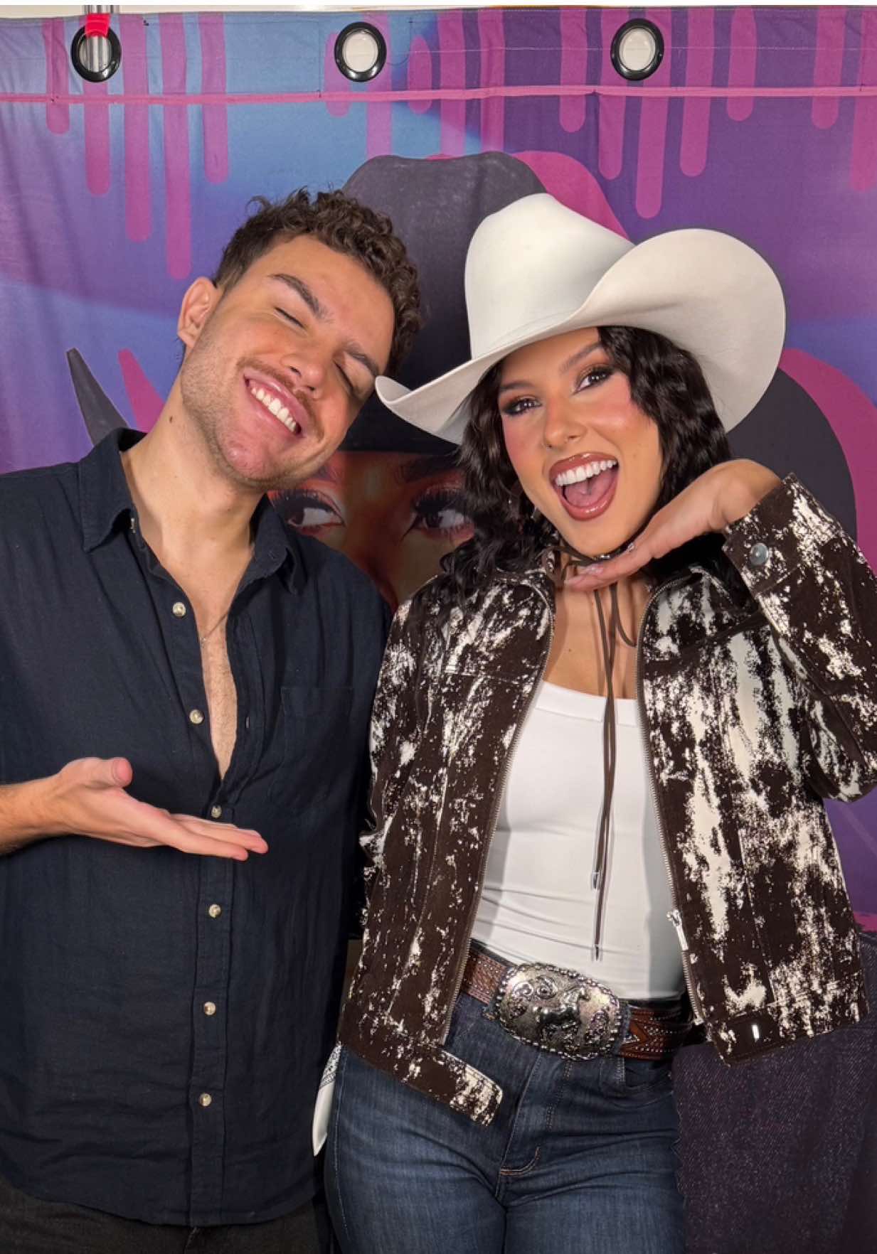 O Breno de alguns anos atrás sonhava muito alto, mas jamais imaginaria que esses sonhos rapidamente se realizariam.. me dediquei muito na minha carreira para sempre entregar o meu melhor, não para ser melhor que alguém, mas pq eu sabia que onde eu queria chegar exigia isso de mim, e eu não desisti, mesmo com muitos desafios! Pra falar a verdade minha ficha não caiu ainda que ontem, dia 13 de Julho, 3 dias antes do meu aniversário de 27 anos, maquiei uma das maiores artistas do Brasil… eu só sei que vale a pena lutar pelo que acreditamos, mesmo que as pessoas riem, debochem, ou desacreditem… meu coração está feliz, realizado de uma forma que não sei explicar! Chegar até aqui já foi uma vitória inexplicável, E EU ACREDITO que esse vai ser o primeiro de muitos trabalhos que irei fazer! Obrigado por todos que acreditaram em mim! #foryou #anacastela #boiadeira #trend 