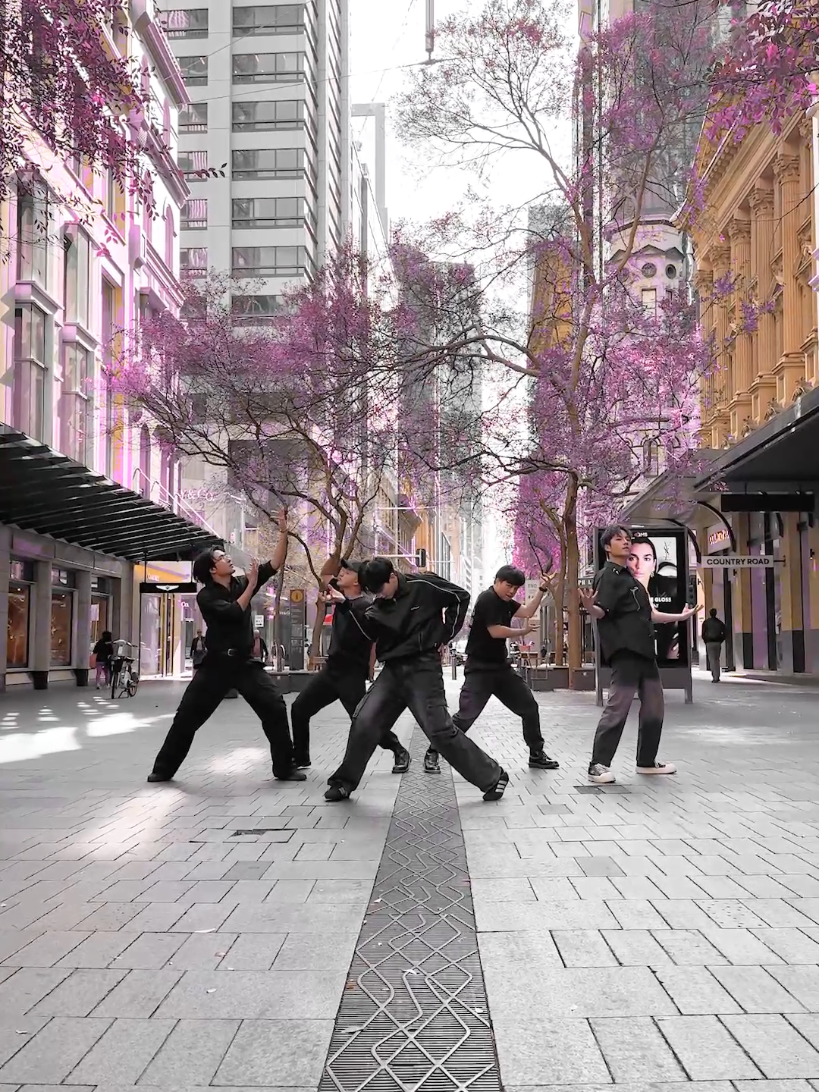 I'ma be YOUR IDOL! 😈🖤 #kpopdemonhunters #sajaboys #youridol #kpopinpublic #kpop #dance 