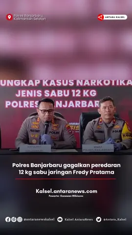 Banjarbaru (ANTARA) - Petugas Satuan Reserse Narkoba Polres Banjarbaru jajaran Polda Kalsel menggagalkan peredaran narkoba jenis sabu-sabu seberat 12 kg yang diduga jaringan gembong narkoba Fredy Pratama saat menggelar rangkaian Operasi Antik Intan 2025 pada beberapa waktu lalu. Kapolres Banjarbaru AKBP Pius X Febry Aceng Loda di Banjarbaru, Senin, mengatakan kronologis mengungkapkan kasus ini bermula dari penangkapan dua orang tersangka berinisial R (34) dan S (40) pada 3 Juli 2025 dini hari di Desa Pasar Kamis, Kecamatan Kertak Hanyar, Kabupaten Banjar. “Dari tangan kedua pelaku petugas menyita sabu seberat 42,56 gram. Berdasarkan hasil pemeriksaan, pelaku R mengaku memperoleh sabu dari pria berinisial MR (23) yang kemudian ditangkap sehari setelahnya di Kecamatan Alalak, Kabupaten Barito Kuala, dengan barang bukti sabu seberat 99,08 gram,” jelas Pius di Markas Polres Banjarbaru, Senin. Selengkapnya baca disini: https://kalsel.antaranews.com/berita/474893/polres-banjarbaru-gagalkan-peredaran-12-kg-sabu-jaringan-fredy-pratama Pewarta: Gunawan Wibisono Editor : Taufik Ridwan Grafis: Akim