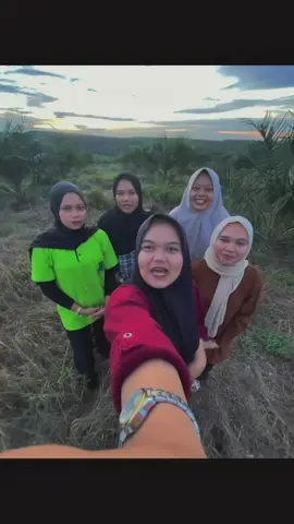 numpang foto di kebun tetangga 😁🌴#sawitriau #fypシ゚viral #kraniafdeling #serunyabareng 
