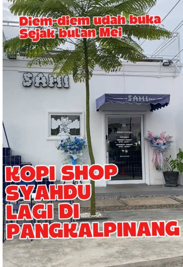 Kupikir Pangkalpinang yang ga bisa diem… ternyata Jalan Stania yang nggak pernah berenti kasi kejutan! Coffee shop satu ini diam-diam udah buka dari bulan Mei. Tapi vibes-nya? Estetik, adem, senja-nya dapet, dan semua sudutnya cakep buat foto-foto 📸 Sore-sore ngopi di Sami Coffee tuh rasanya tenang banget, apalagi ditemani Choco Donuts 🤤 📍Jalan Stania, Kota Pangkalpinang 🕒 Buka setiap hari mulai jam 15.00 WIB  #samicoffe #pangkalpinangbangka #rekomendasitempatngopipangkalpinang #bangkabelitung #samicoffepangkalpinang #fyp #coffeshop #syahdu #rekomendasikulinerpangkalpinang #pangkalpinang #HiddenGemPangkalpinang #ExploreBabel #NgopiAsik #CoffeeShopPangkalpinang 