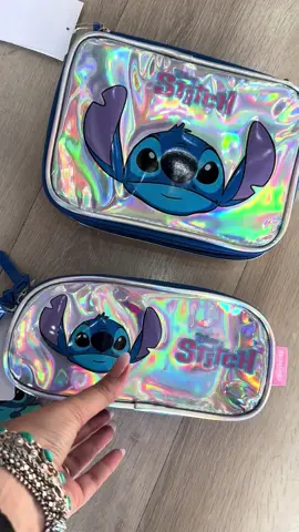 Qual seu modelo de estojos holográficos preferido? - Estojo com 3 zíper - Estojo Box  Enviamos para todo Brasil WhatsApp 41 99911-2667 #estojostitch #estojoescolar #papelariastitch #presentestitch #materialeacolarstitch #stitchcuritiba #stitchbrasil 