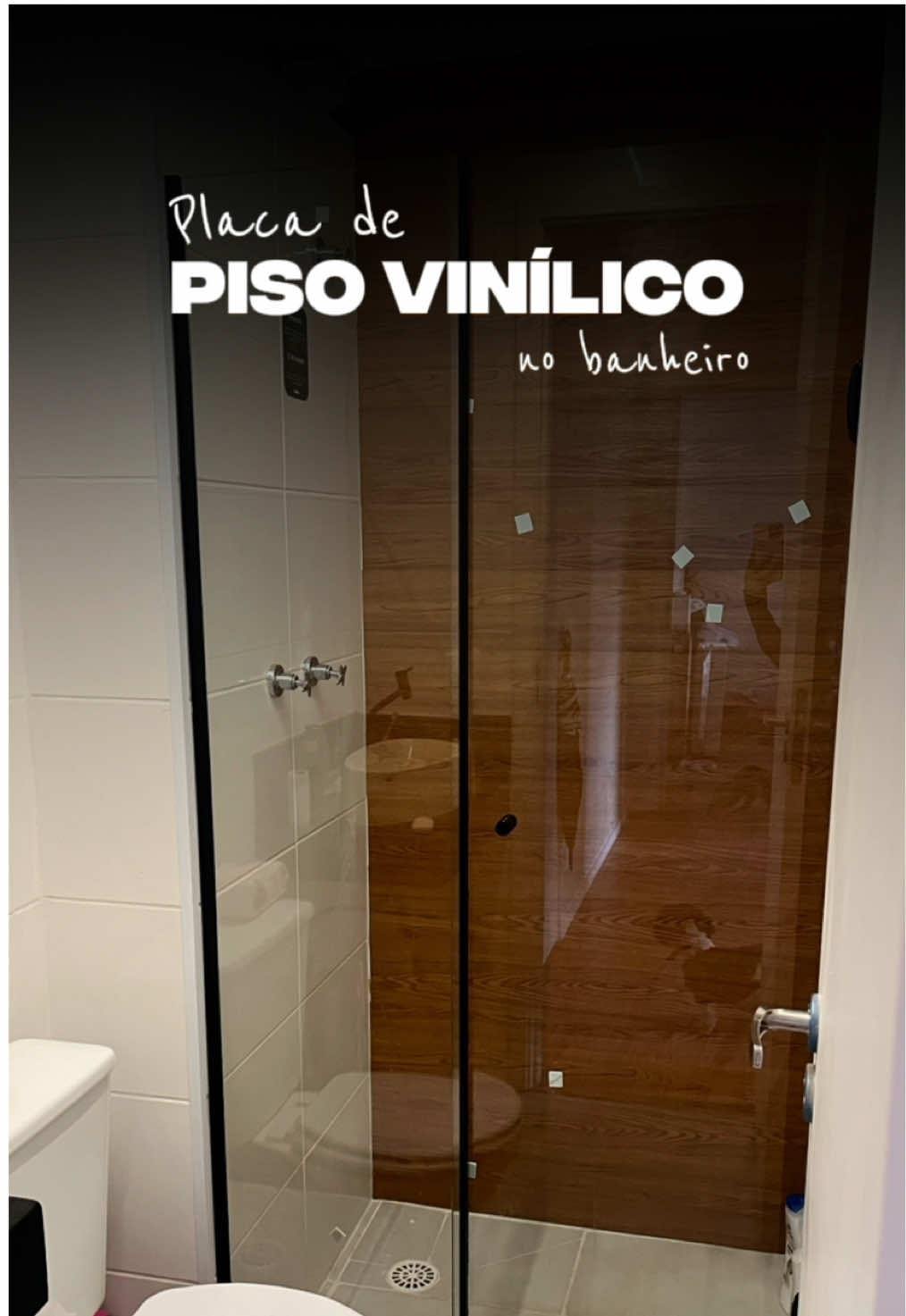 Ep. 4 Parte 3 | Dica boa e barata pro seu banheiro? Temos! 😍 Para revestir a parede do box do nosso apê, gastamos apenas R$100 usando placas vinílicas autocolantes no lugar dos azulejos. Cada placa tem 91,5 x 15,5cm e foram coladas direto na parede. E pra garantir a vedação nos vãos, finalizamos tudo com silicone. Prático, rápido e com resultado lindo! Você encontra essas placas com facilidade na Shopee. Vale muito a pena se você quer dar um upgrade no banheiro sem gastar muito 💸🚿 🗣️ O Ministério Nah Obra adverte: esse revestimento é lindo e barato, mas sem nenhuma comprovação científica de que vai durar o resto da vida. Há apenas fé e criatividade. 😂 Me siga para mais dicas de arquitetura e design como essa! #DiárioNahObra #ReformaCriativa #RevestimentoAlternativo #BanheiroPequeno #DicaDeArquiteta #DesignDeInteriores #BanheiroEstiloso #ReformaComEstilo #ArquitetaNaObra #ShopeeAchadinhos #ObraReal #LowBudgetDesign