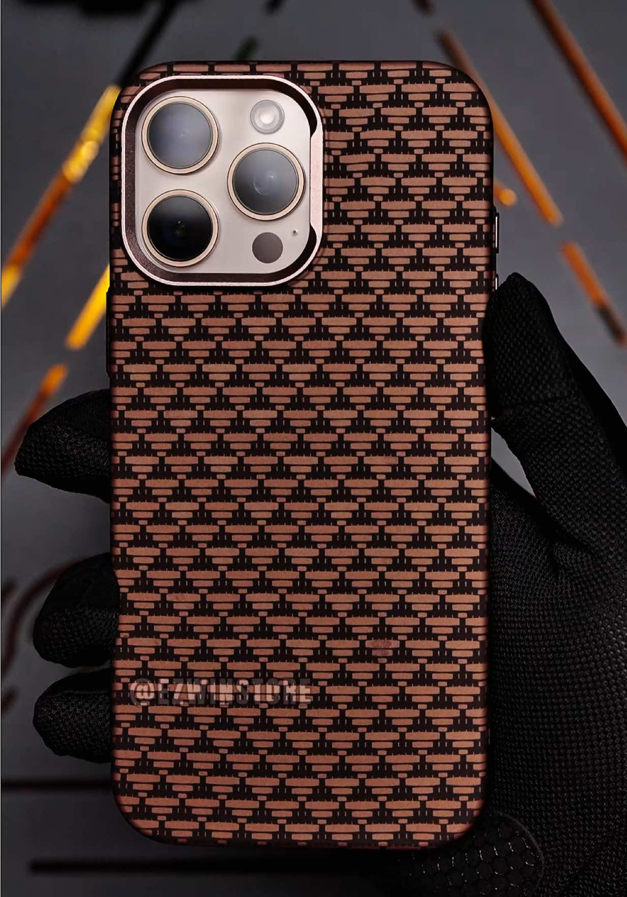 Trên tay mẫu ốp lưng iphone vân carbon chống bẩn.#oplungdienthoai #phonecase #casephone #iphone14promax #iphone15promax #iphone16promax#ezwinstore 