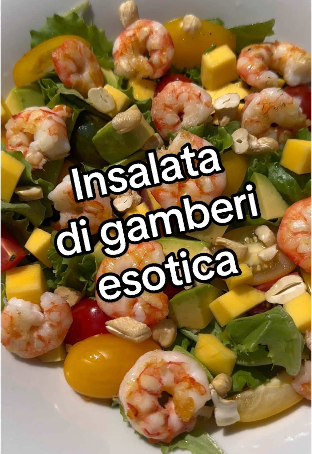 Insalata di gamberi esotica 🍤🥭 . Ingredienti 💬  Gamberi 10 Mango 1/2 Avocado 1/2 Pomodorini 5 Insalata q.b. Limone 1/2 Anacardi 8 Olio Sale Pepe . Procedimento completo 👉 in bio . #moltofood #ricetta #insalata #mango #gamberi #Recipe @LAVONGOLAVERACE 
