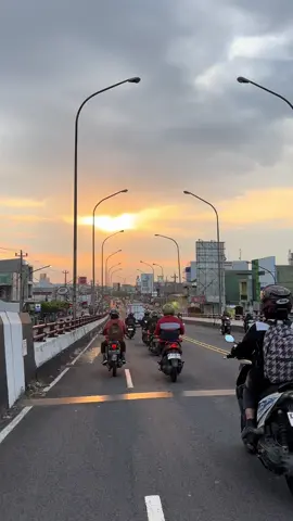 kesibukan lalu lintas fly over palur - pulang kerja #karanganyarhitz #karanganyarexplore #surakarta24jam #wisatasolo #fyp 