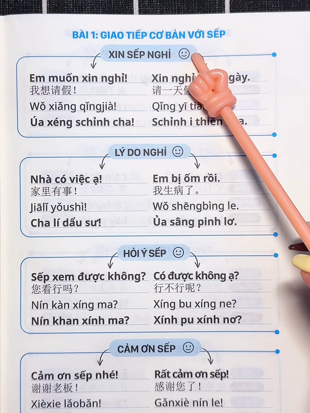 🧠 Não mình không tiếp thu tốt những thứ rời rạc. Học một từ, rồi nhảy qua một mẫu câu khác, mình rối ngay. 📖 Cuốn sách này thiết kế theo đúng dòng sự việc. Mỗi trang là một tình huống rõ ràng: chào hỏi, gọi điện, từ chối, hẹn gặp... 💬 Học theo trình tự cuộc sống. Nhìn là hiểu. Hiểu là dùng. Dùng xong là nhớ. Vậy là đúng kiểu não mình muốn rồi. #hoctiengtrung #họctiếngtrung #tựhọctiếngtrung #tiengtrung #sachtiengtrung #tuhoctiengtrung #tiengtrunggiaotiep #hoctiengtrungquoc #tiengtrungquoc #tienghoa #tiếngtrung #tiengtrungmoingay #xuhuong #videoviral #fyp