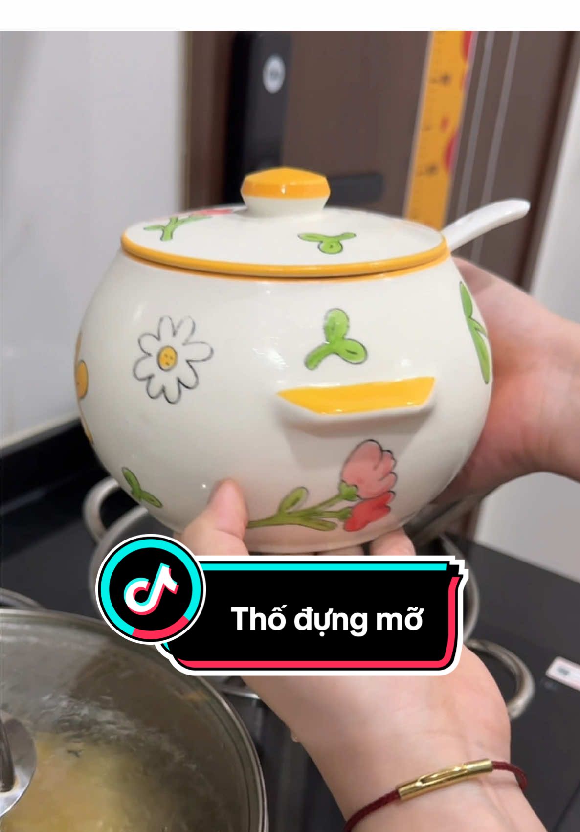 Âu sứ đựng mỡ nhỏ nhỏ mà có võ nha các bác. Đựng thoải mái 1-1,5kg mỡ, để trong tủ lạnh k tốn nhiều diện tích #audungmo #thodungmo #augomsu #gosu #phamhoadaily 