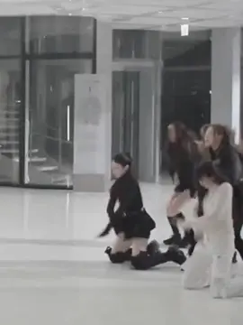 sebelum ada sepatu terbang udah ada sepatu geprek #hearts2hearts #jiwoo #juun #h2h 