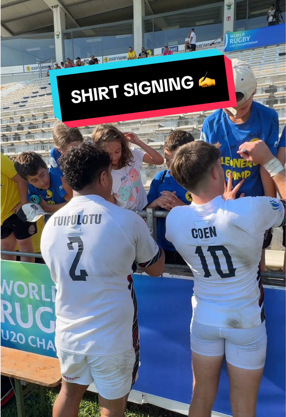 Always got time for the fans 🙌 | #WorldRugbyU20s #EnglandRugby #Rugby 