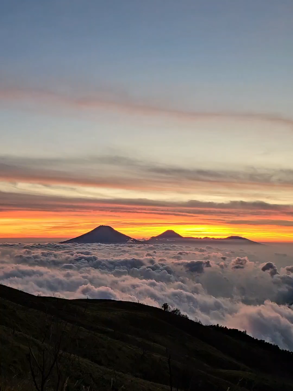 Thekelan's sunset☀️ #merbabu #thekelan #fyp #sunset #mountain #stargazing 