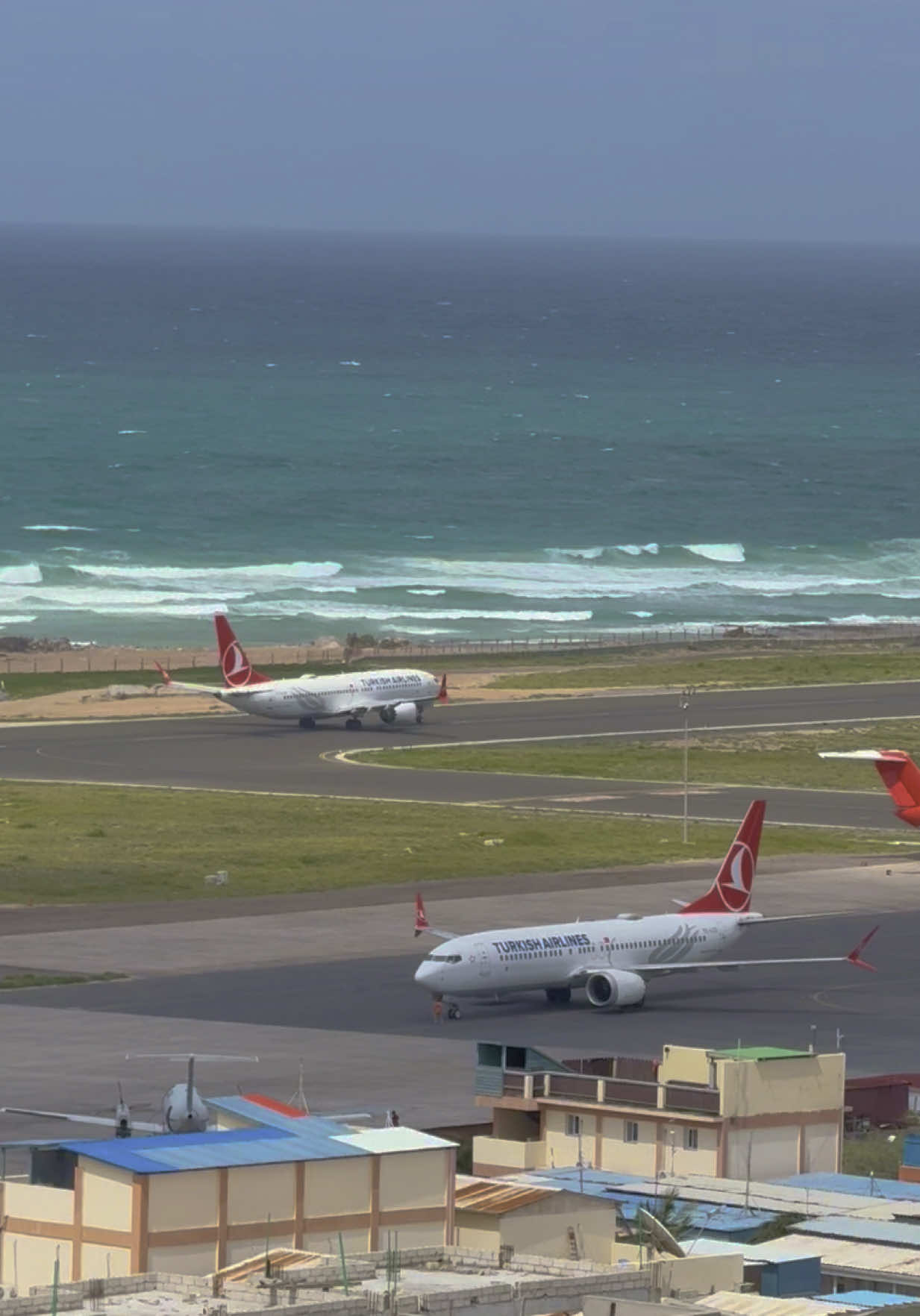 Mogadishu 🇸🇴 to the world with Turkish Airlines  🇹🇷 , Boeing 737 🛫🛫 #somali #mogafyp #mogadishusomalia🇸🇴 #somaliproud #aviation #somalitiktok #somalia #boeing737 #foryou 