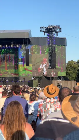 This girls ICONIC reaction to a Zionist yelling while Cat Stevens gave a powerful speech on how we need to take care of the children in Palestine. #bstlondon2025 #freepalestine #freegaza #catstevens #london 