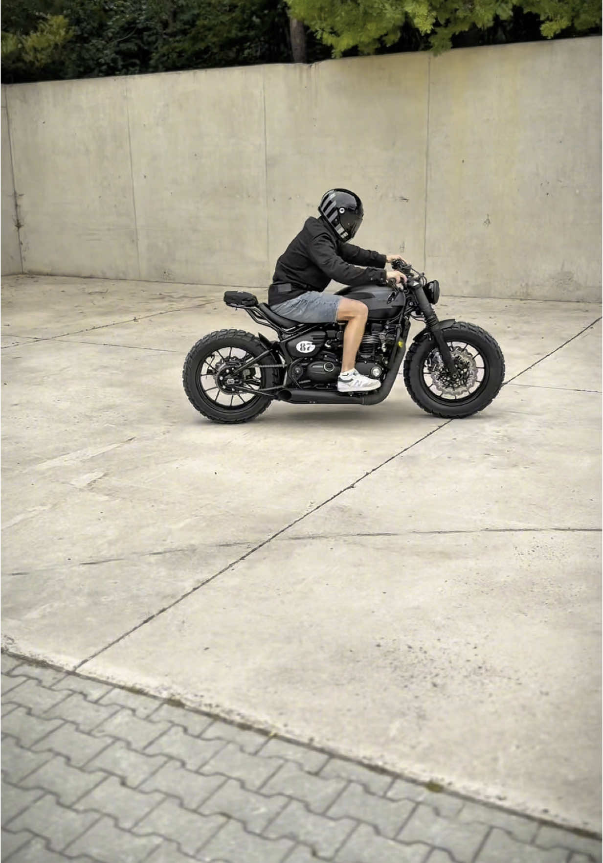 Triumph Bobber - Dirt Bobber custom version by Classicbike-Raisch Enjoy the sound of the side pipe exhaust at the end! . . #classicbikeraisch #triumph #bonneville #triumphclassics #triumphbonneville #bobber #triumphbobber #bonnevillebobber #chopper #racebobber #scrambler #offroad #dirtbobber #dirtbike #motocross #black #mattblack 