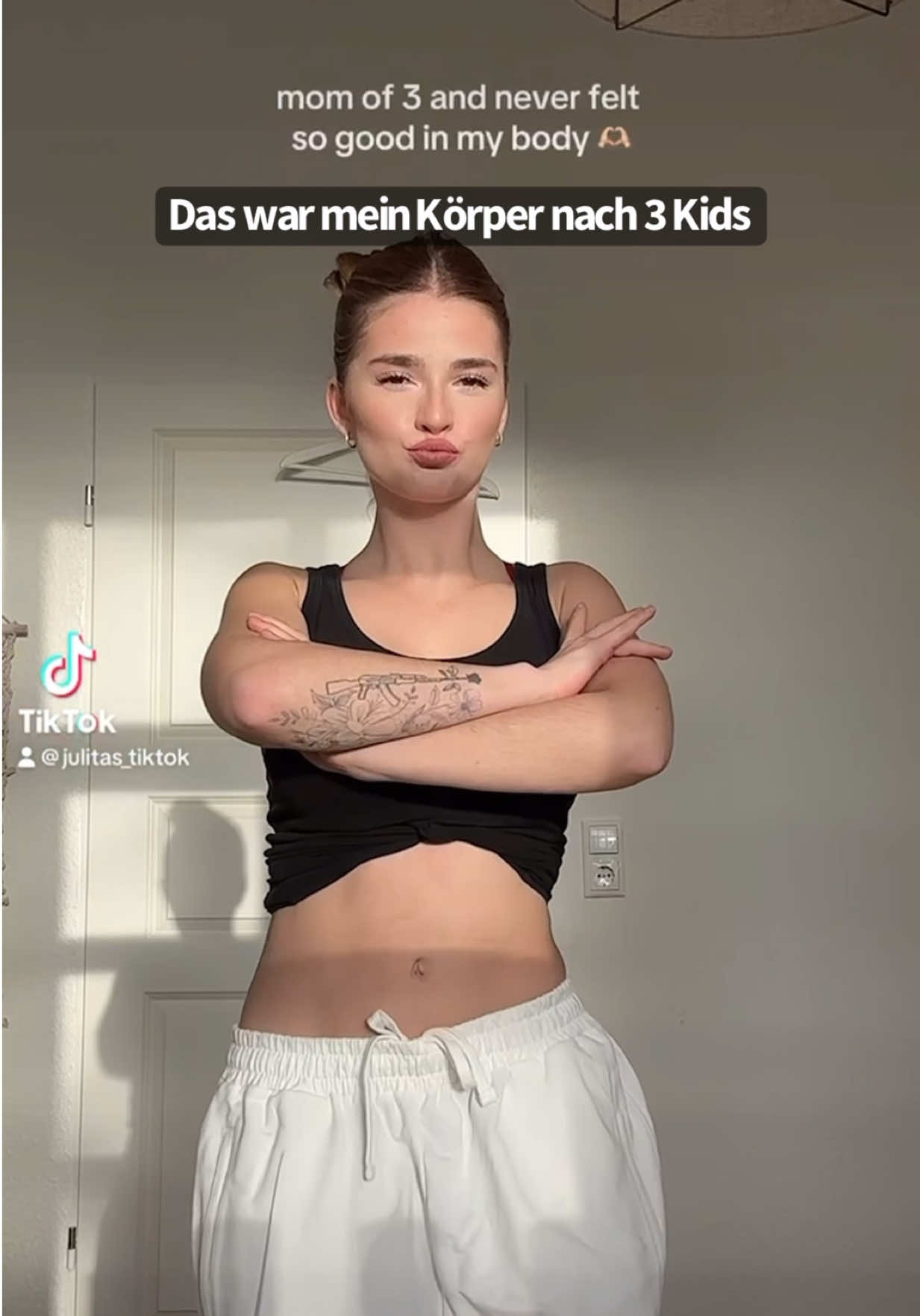 Mein Körper hat sich nach der vierten Schwangerschaft und Geburt stark verändert. Versteht mich nicht falsch: Ich bin unglaublich stolz auf das, was mein Körper geleistet hat und täglich leistet.🙏🏼 Ich teile hier so ehrlich wie möglich meine Gedanken und Gefühle. Und dazu gehört auch: Ich fühle mich aktuell nicht ganz wohl in meiner Haut. Und das ist okay.❤️‍🩹 Ich habe mein Wochenbett bewusst genossen, mir Zeit zum Heilen gegeben und bereue kein einziges Stück Soul Food, das ich mir gegönnt habe. Aber ich spüre jetzt ganz deutlich: Ich bin bereit, wieder aktiver zu werden.🥹 Ich möchte meine Ausdauer verbessern, mein freies, leichtes Körpergefühl zurückgewinnen. Es geht mir nicht um die Zahl auf der Waage, sondern um ein Gefühl: ➡️ mich stark fühlen ➡️ beweglich sein ➡️ voller Energie durch meinen Mama-Alltag gehen. Sport war für mich nie etwas, das mir Energie genommen hat, sondern etwas, das mir Kraft schenkt. Und wenn du das einmal wirklich gespürt hast, fällt es dir mit jedem Mal leichter, raus aus der Komfortzone zu kommen. Heute waren es nur 10 Minuten. In ein paar Wochen sind es vielleicht 20 oder 30…und ja, das geht auch mit Kindern. Du musst es nur wirklich wollen. 💪🏼✨