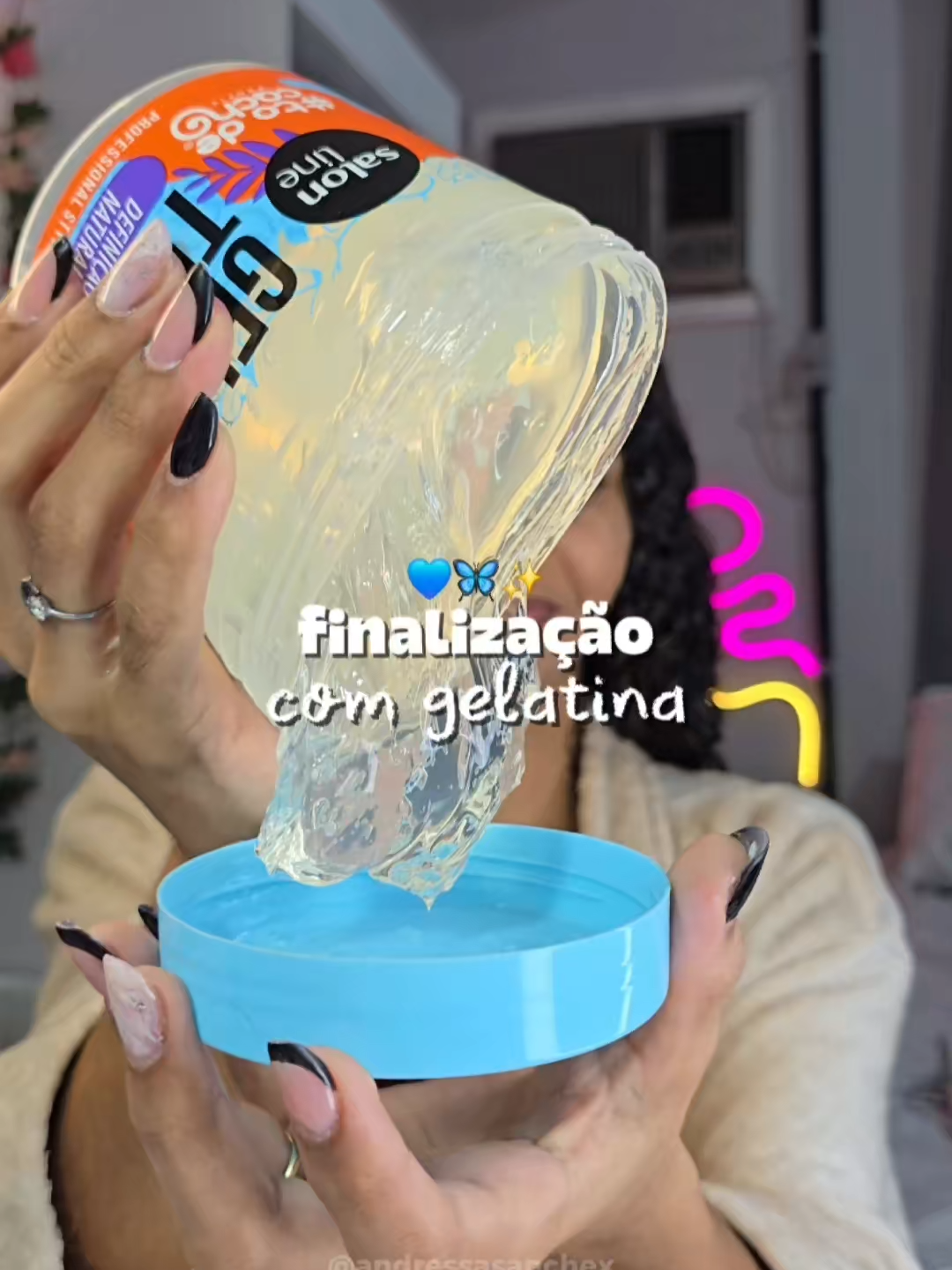 O Trio Definição Natural é a nova sensação do momento! A @andressasanchex_ mandou aquela fitagem de lei e garantiu 72h de fixação com a gelatina mais poderosa. 💪🏽🩵 #SalonLine #cabelocacheado #finalização #cachos #finalizacaodecachos #cachospoderosos #cacheadas #cabelosaudavel #cachosdefinidos #definiçãonatural
